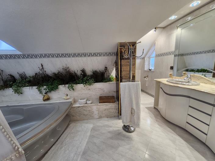 Image No.28-5 Bed Chalet for sale