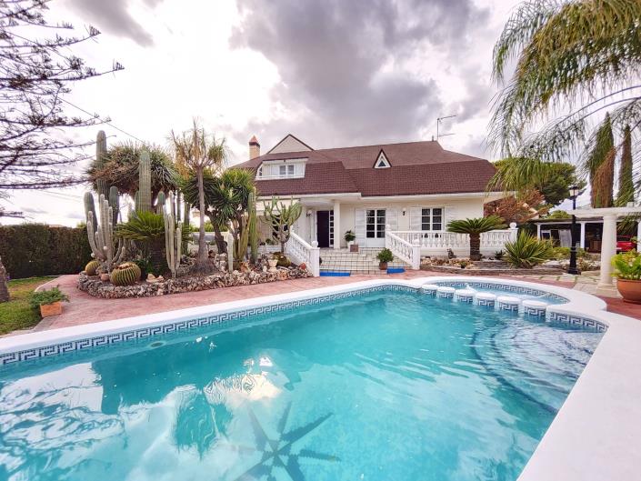 Image No.6-5 Bed Chalet for sale