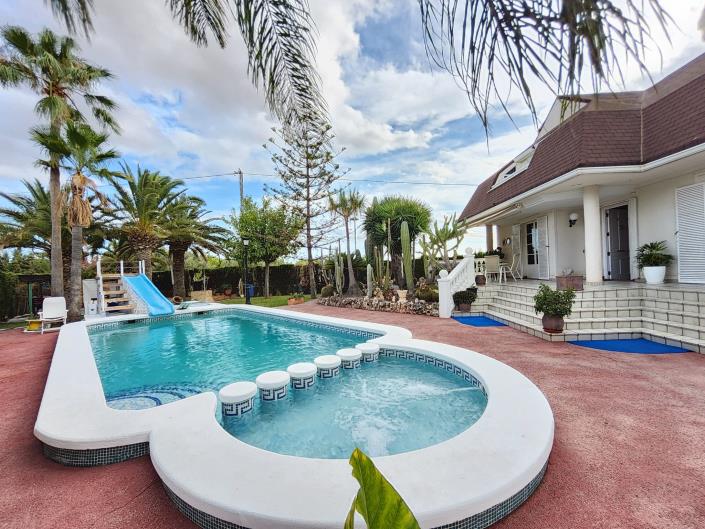 Image No.5-5 Bed Chalet for sale