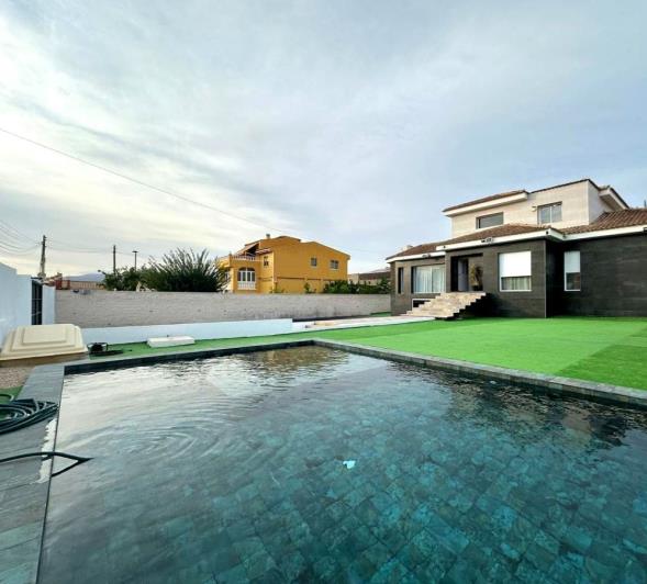 Image No.1-4 Bed Villa / Detached for sale