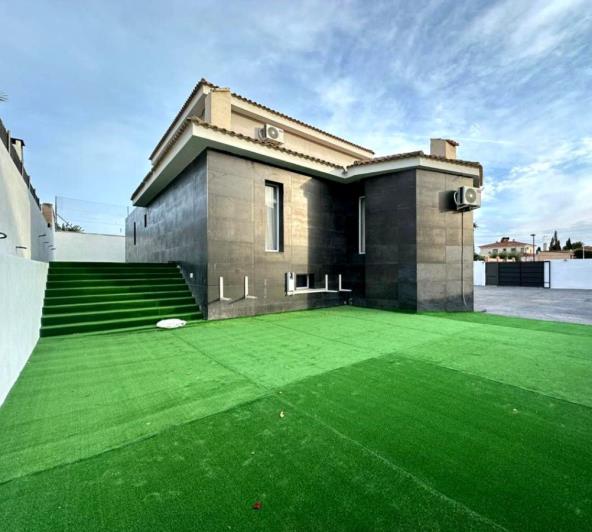 Image No.2-4 Bed Villa / Detached for sale