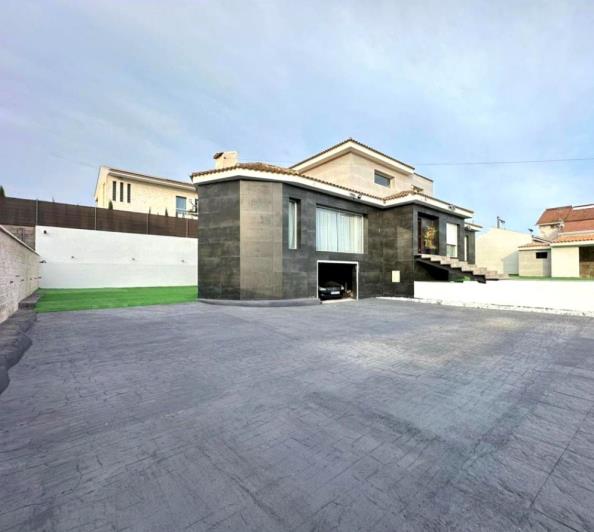 Image No.41-4 Bed Villa / Detached for sale