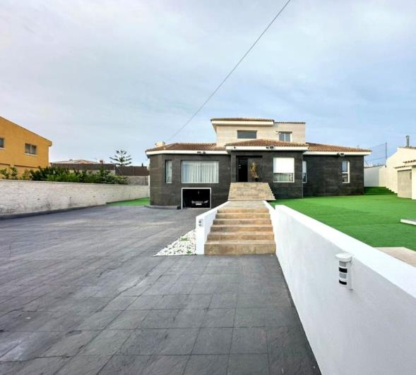 Image No.42-4 Bed Villa / Detached for sale