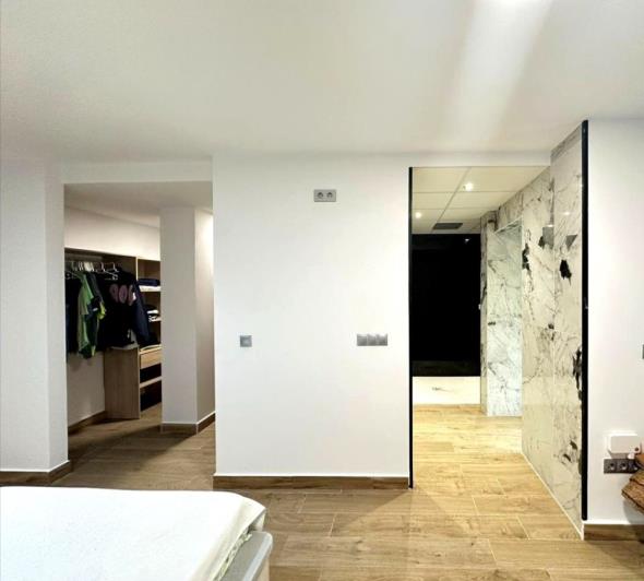 Image No.11-4 Bed Villa / Detached for sale