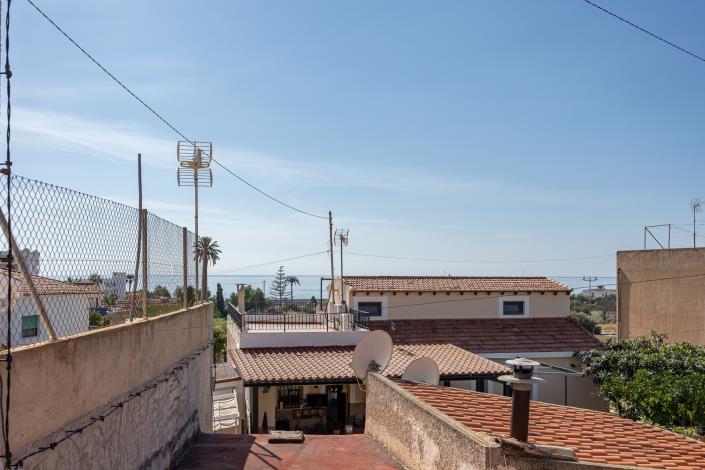 Image No.17-4 Bed Townhouse for sale