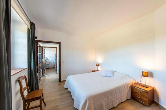 Image No.21-12 Bed Property for sale