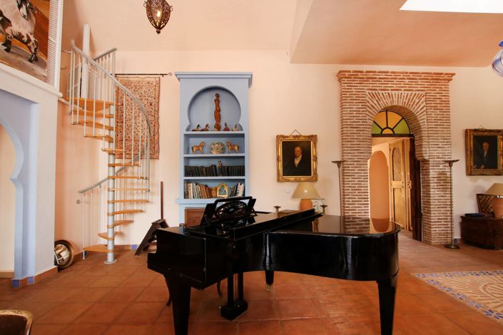 Image No.35-9 Bed Property for sale