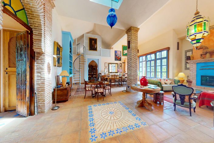 Image No.6-9 Bed Property for sale