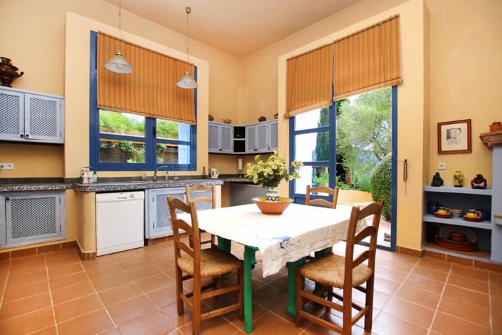 Image No.7-9 Bed Property for sale