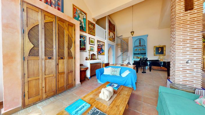 Image No.10-9 Bed Property for sale