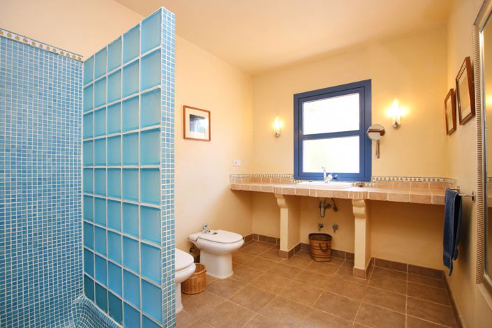 Image No.10-9 Bed Property for sale