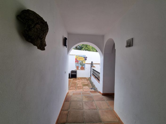 Image No.14-6 Bed Property for sale