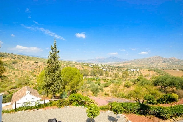 Image No.13-17 Bed Property for sale