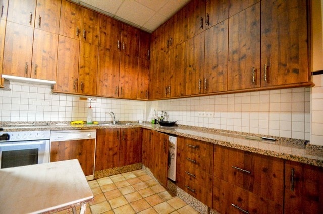 Image No.7-17 Bed Property for sale