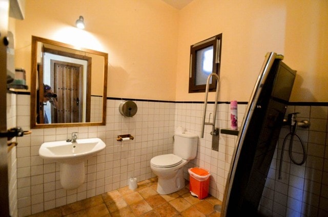 Image No.8-17 Bed Property for sale