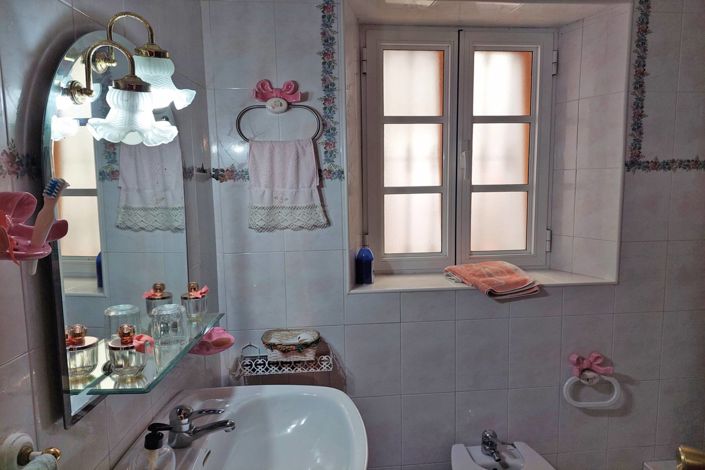 Image No.9-6 Bed Village House for sale