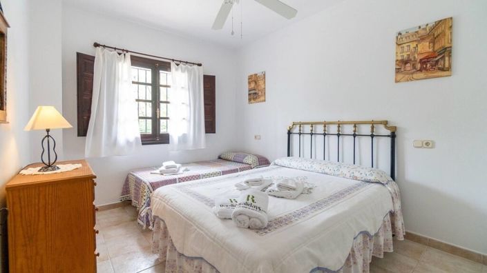 Image No.13-13 Bed Property for sale