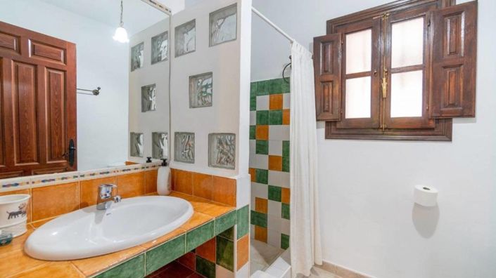 Image No.17-13 Bed Property for sale