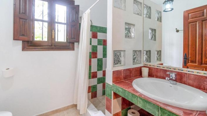 Image No.20-13 Bed Property for sale