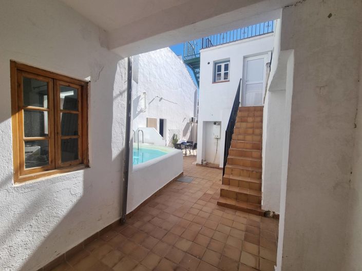 Image No.15-6 Bed Property for sale