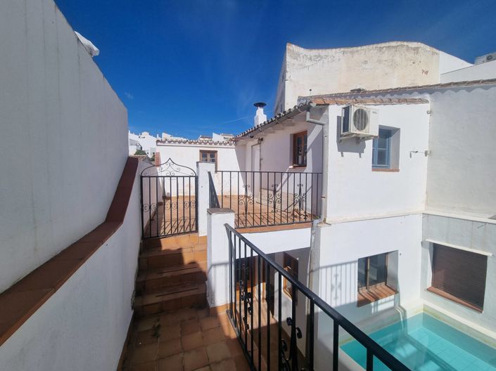 Image No.17-6 Bed Property for sale