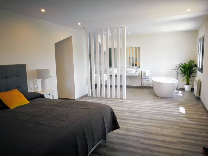 Image No.7-15 Bed Property for sale