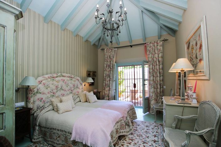 Image No.28-7 Bed Property for sale