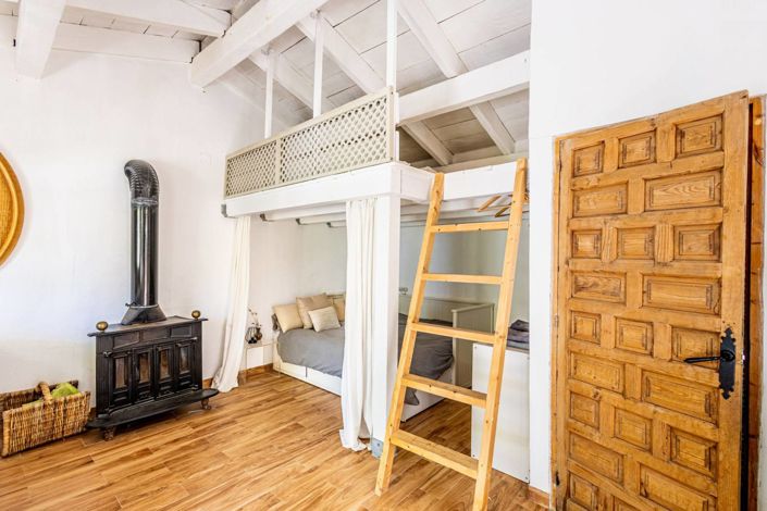 Image No.14-10 Bed Property for sale