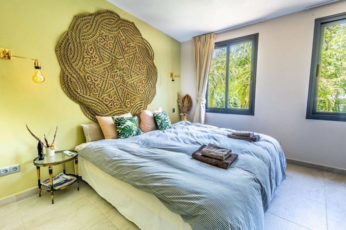 Image No.25-10 Bed Property for sale