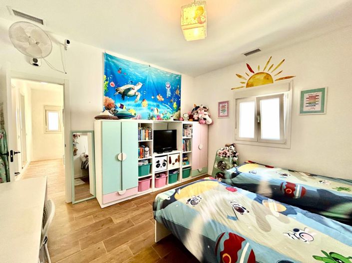 Image No.32-5 Bed Townhouse for sale