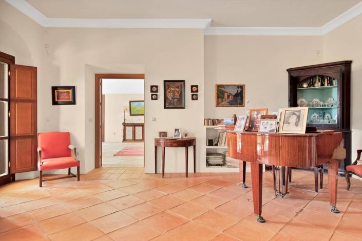 Image No.16-5 Bed Property for sale