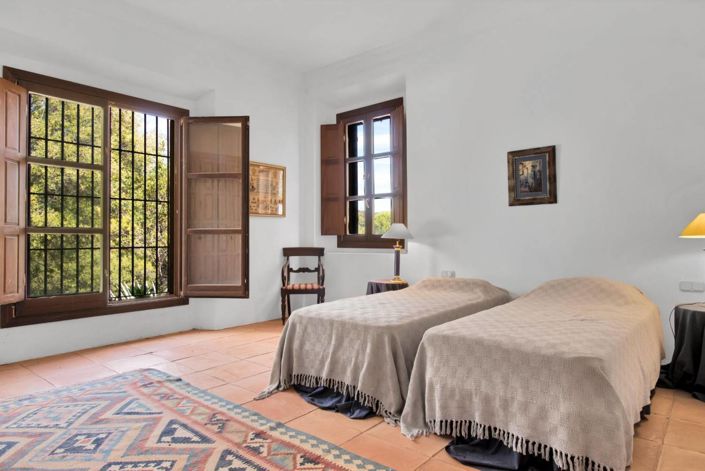 Image No.20-5 Bed Property for sale