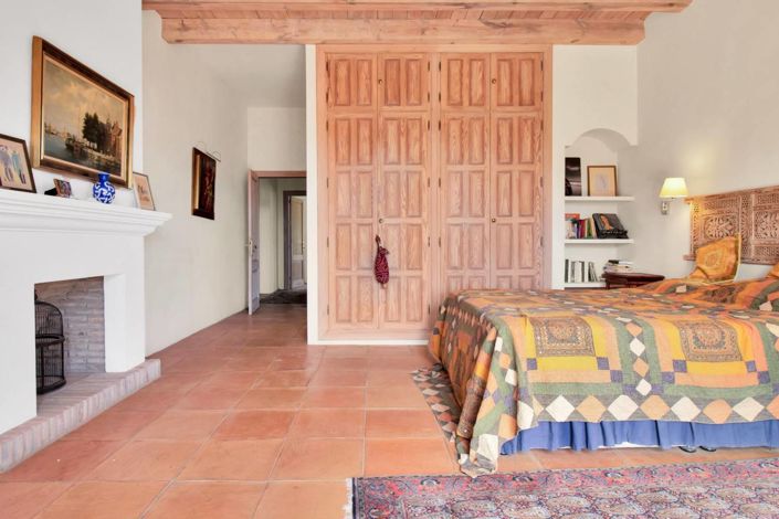 Image No.27-5 Bed Property for sale