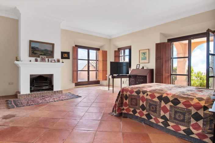 Image No.28-5 Bed Property for sale