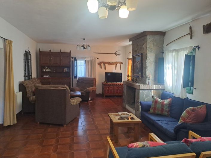 Image No.11-6 Bed Country House for sale