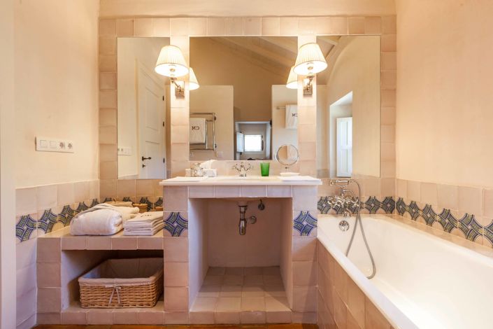 Image No.26-4 Bed Property for sale