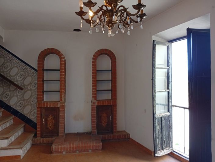 Image No.20-6 Bed Townhouse for sale