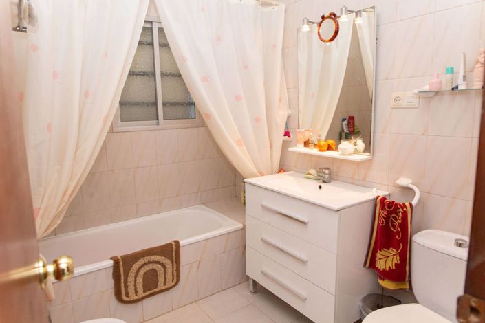 Image No.17-4 Bed Country House for sale