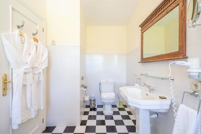 Image No.17-10 Bed Property for sale