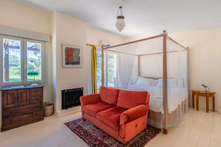 Image No.18-10 Bed Property for sale