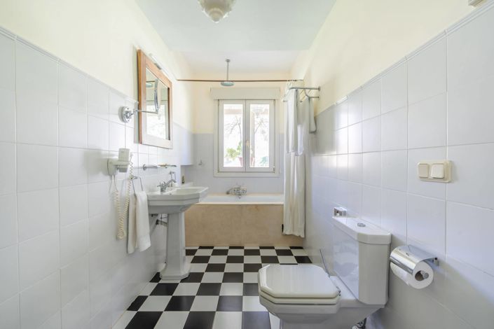 Image No.21-10 Bed Property for sale