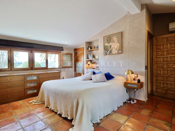 Image No.25-4 Bed Farmhouse for sale