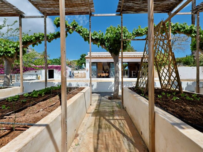 Image No.37-4 Bed Farmhouse for sale