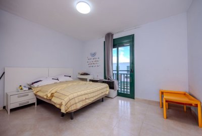 Furnished duplex near schools, shops, and sports facilities