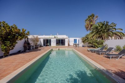 Spacious Playa Blanca villa with pool, guest apartment, and potential.