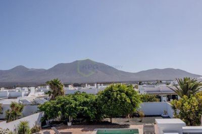 Spacious Playa Blanca villa with pool, guest apartment, and potential.
