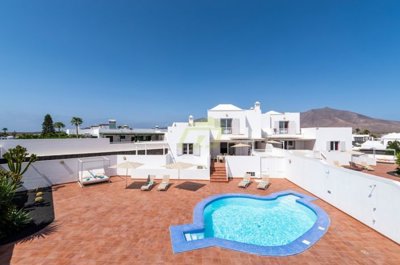 4 bedroom house on 3 floors with mountain views
