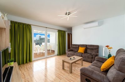 4 bedroom house on 3 floors with mountain views