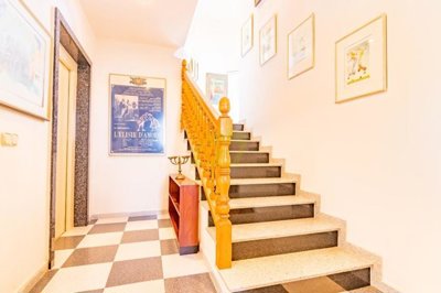 Uninterrupted sea views, separate apartment and enclosed swimming pool