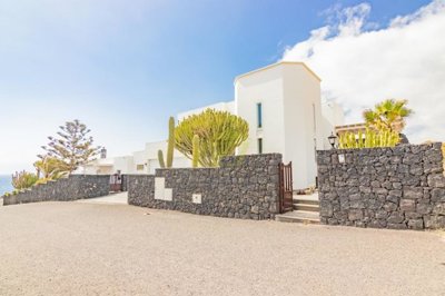 Uninterrupted sea views, separate apartment and enclosed swimming pool